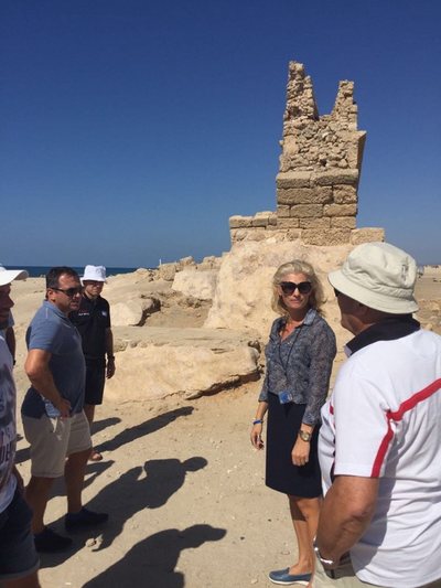 Skupina turistů u zbytků hradeb v Caesareji