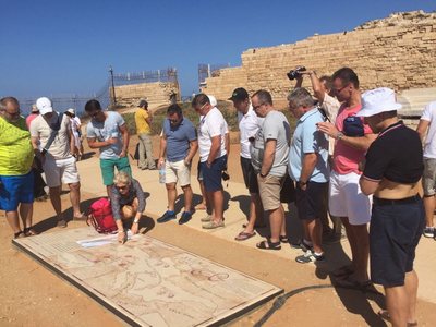 Skupina u informační mapy archeologického areálu Caesarea