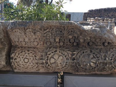 Kamenný reliéf s ornamenty ze synagogy v Kafarnaum