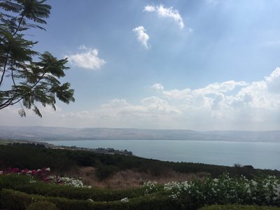 Pohled na Galilejské jezero z okolních kopců