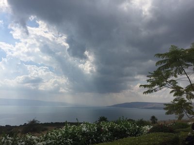 Galilejské jezero pod zataženou oblohou