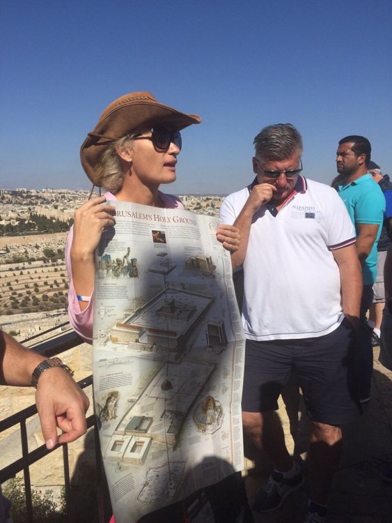 Nikol Cohen s mapou Starého Města vykládá skupině na Olivetské hoře