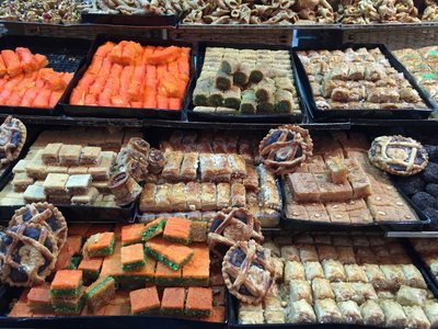 Pult se sladkostmi a baklavou na trhu ve Starém Městě